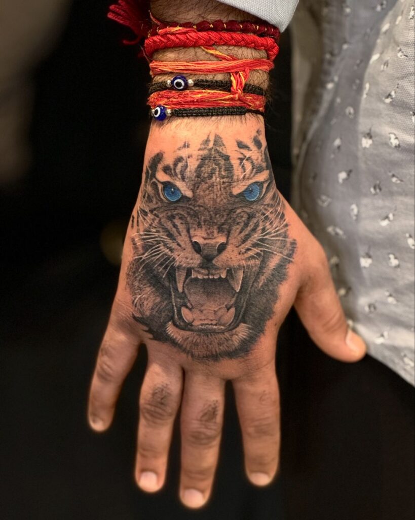 Tatuaje de mano de tigre