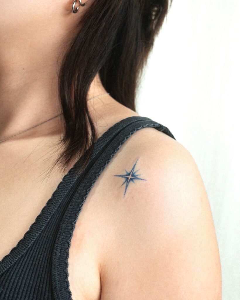 Pequeño tatuaje de estrella brillante