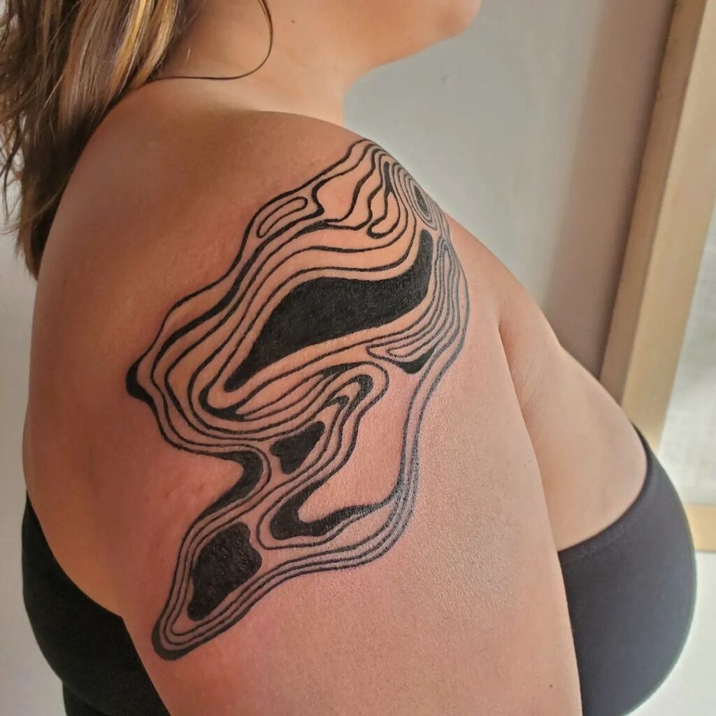 Tatuaggio con mappa topografica