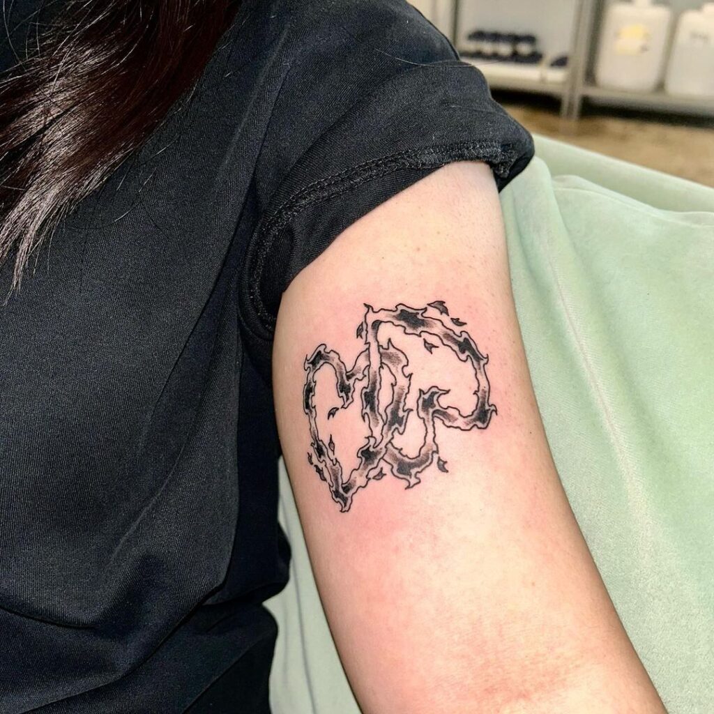 Tatuaje de dos corazones de fuego conectados 