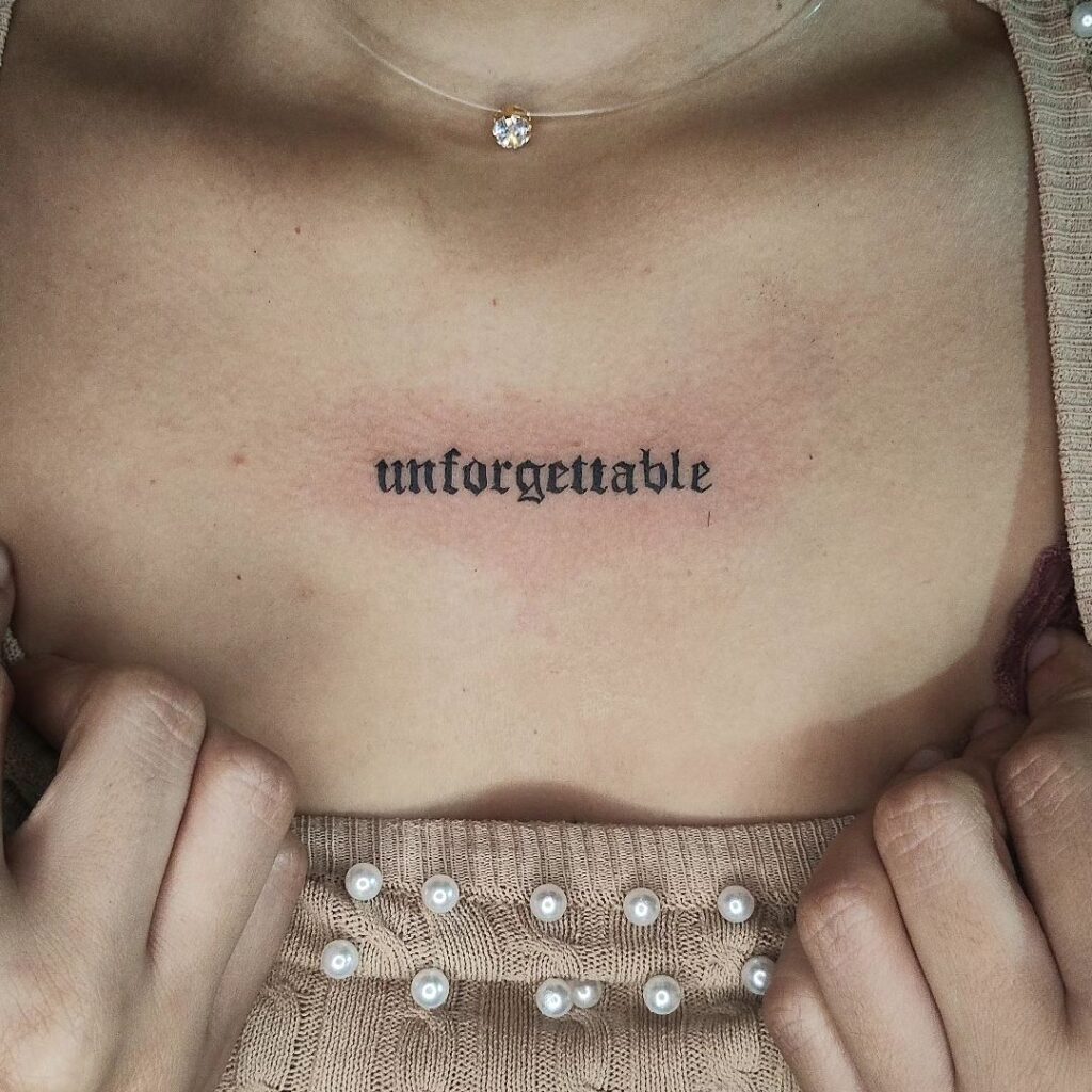 Indimenticabile tatuaggio script sul petto