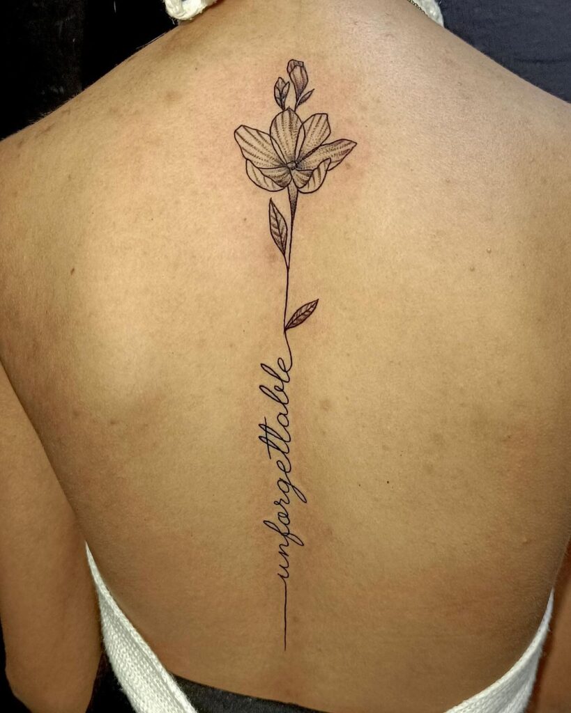 Inolvidable tatuaje de flor en la espalda