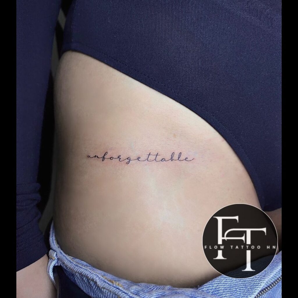 Indimenticabile tatuaggio sull'anca