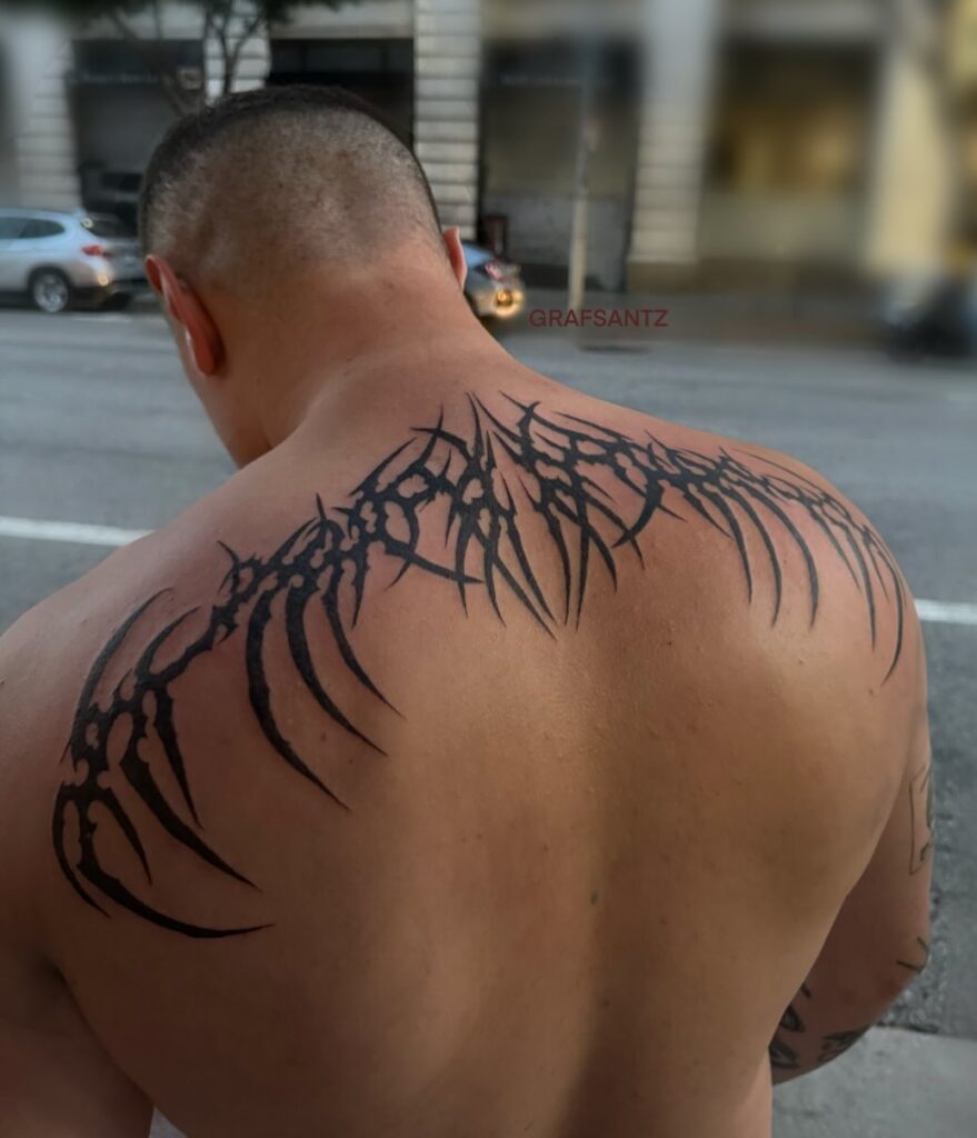 Tatuagem tribal na parte superior das costas