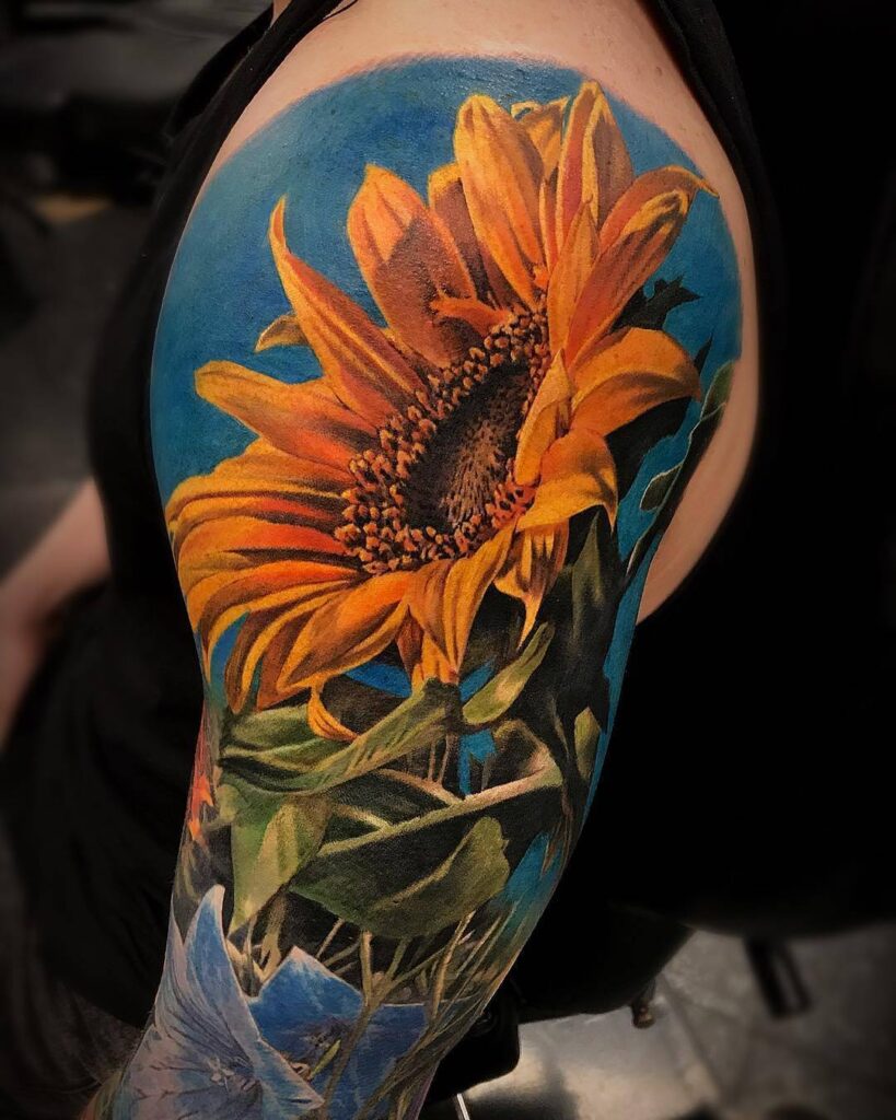 Tatuaggio vibrante e realistico della manica del girasole