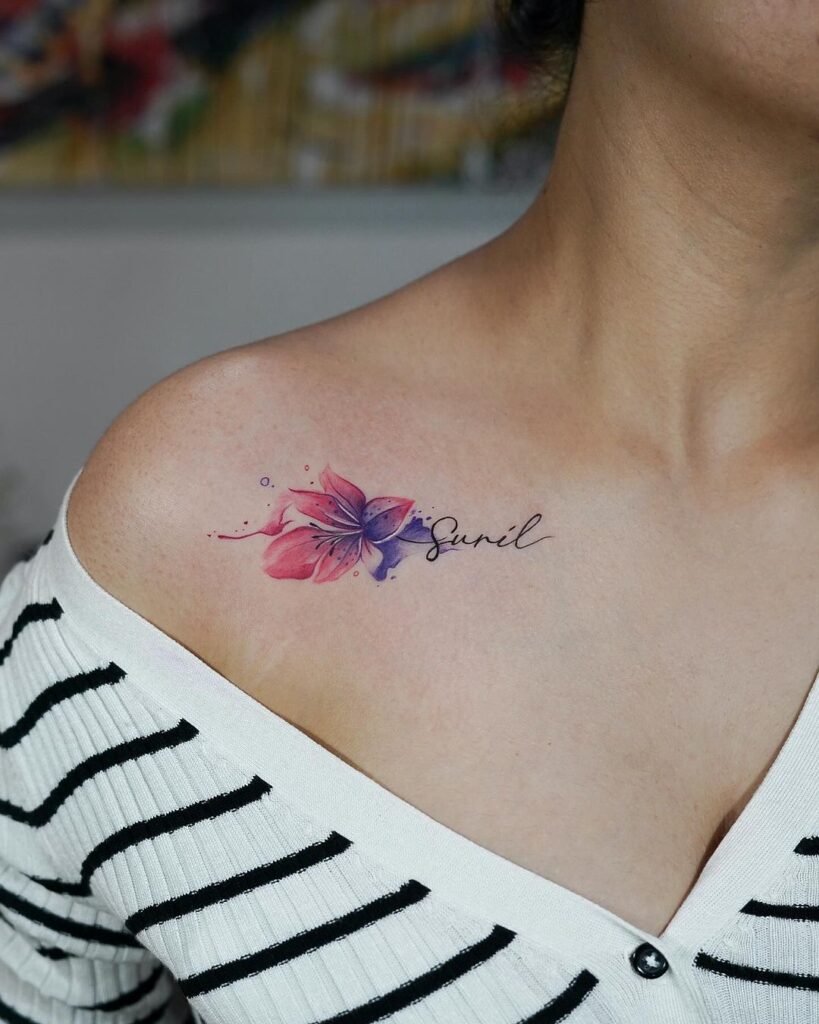 Tatuagem de clavícula floral vibrante