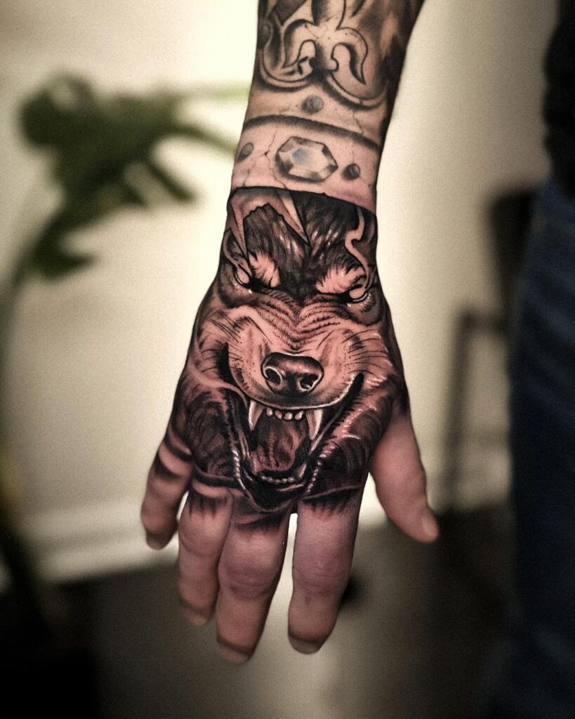 Tatuaggio della mano del lupo