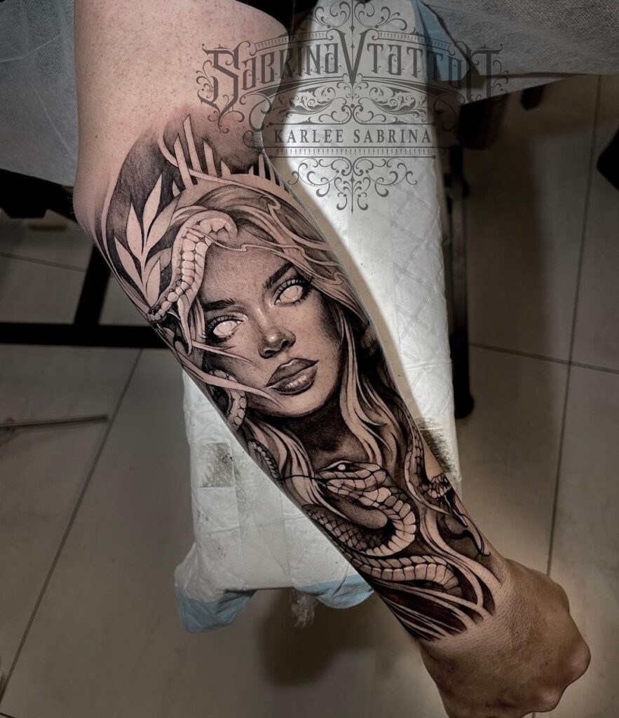 Tatuagem de retrato de mulher no exterior do antebraço