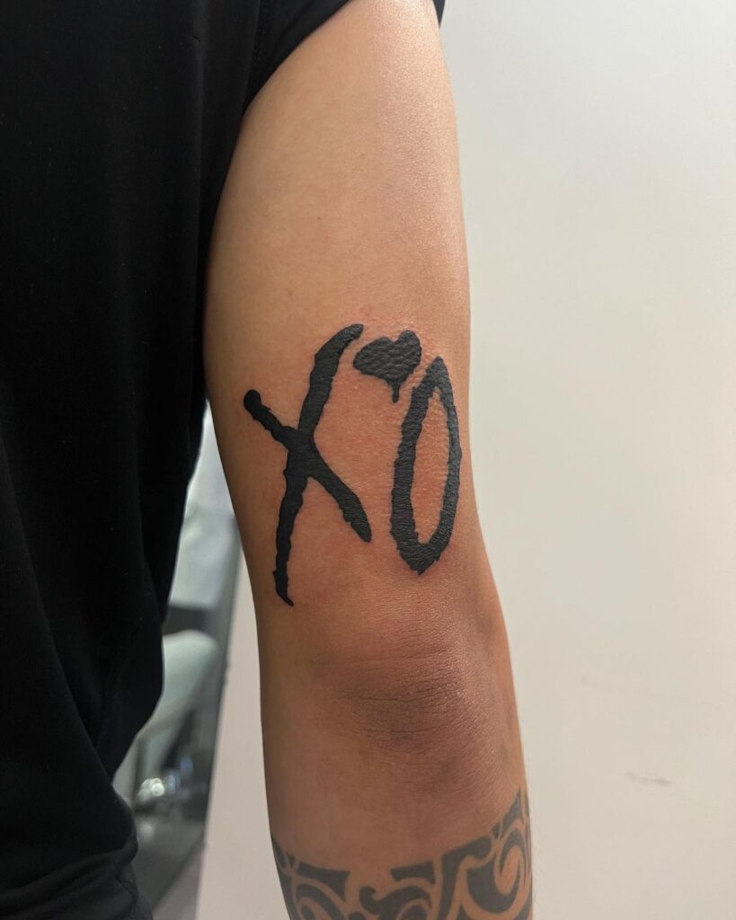 Tatuagem de braço XO