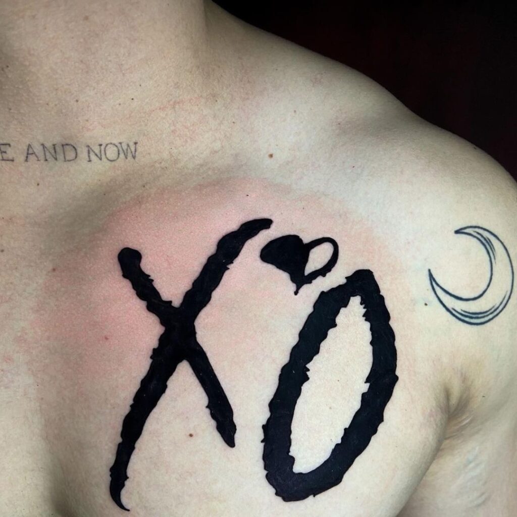 XO Tattoo no peito