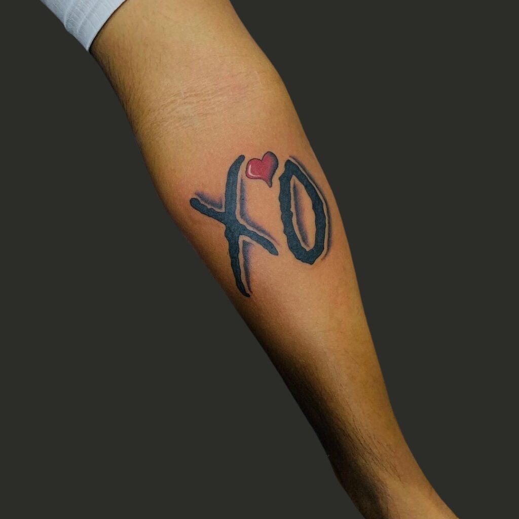 Tatuagem XO no antebraço