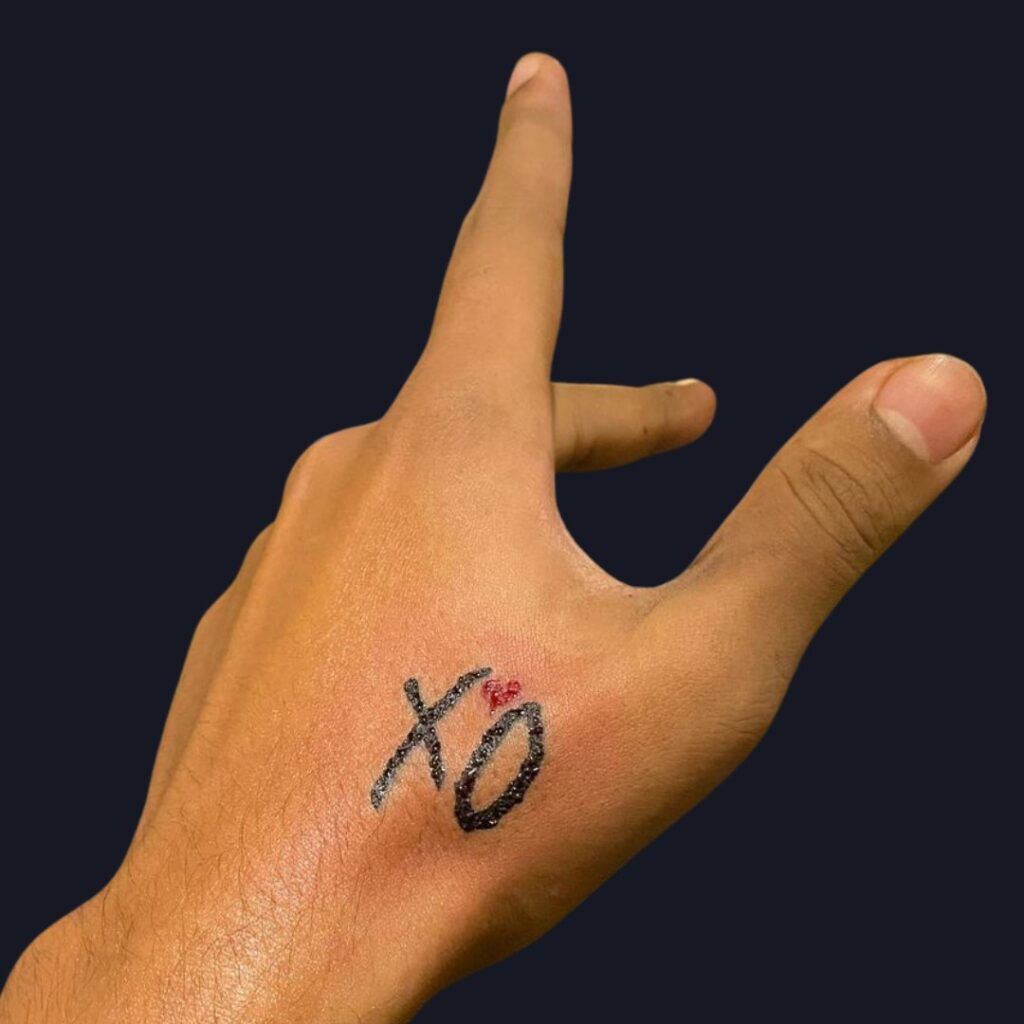 Tatuagem de mão XO