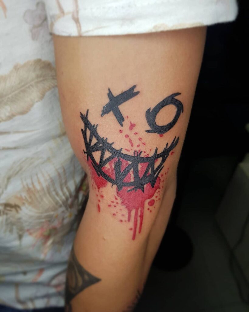 Tatuagem de rosto sorridente XO