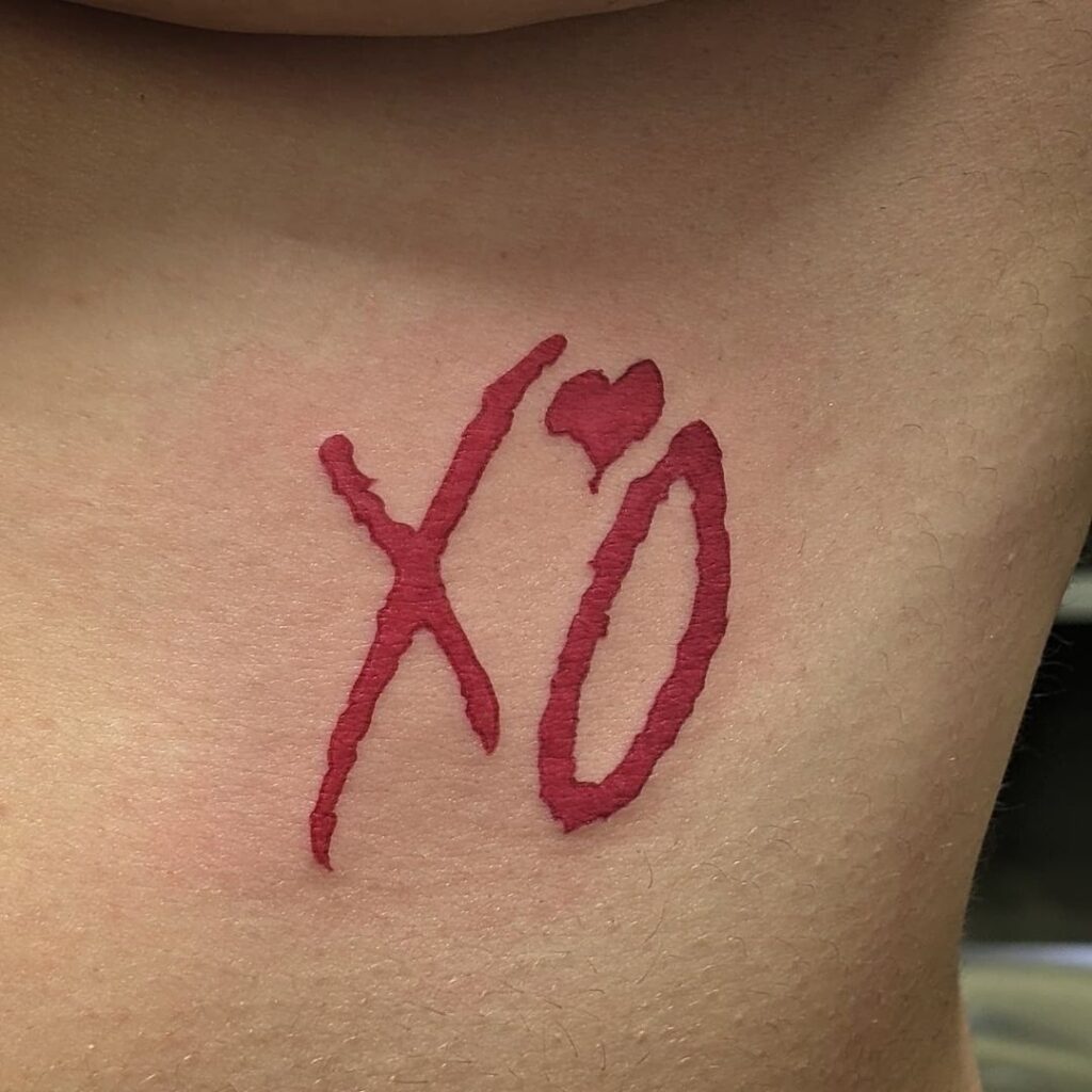 XO Tattoo em tinta vermelha