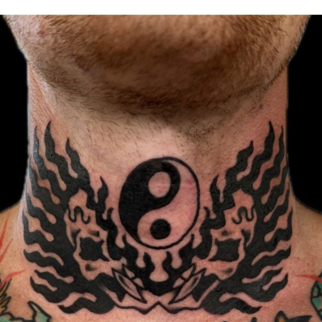 Tatuagem Yin-Yang para o pescoço e a garganta