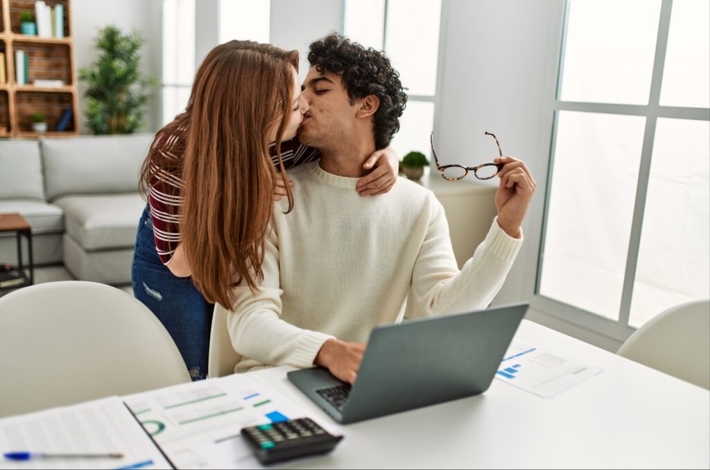 homem e mulher a beijarem-se no trabalho