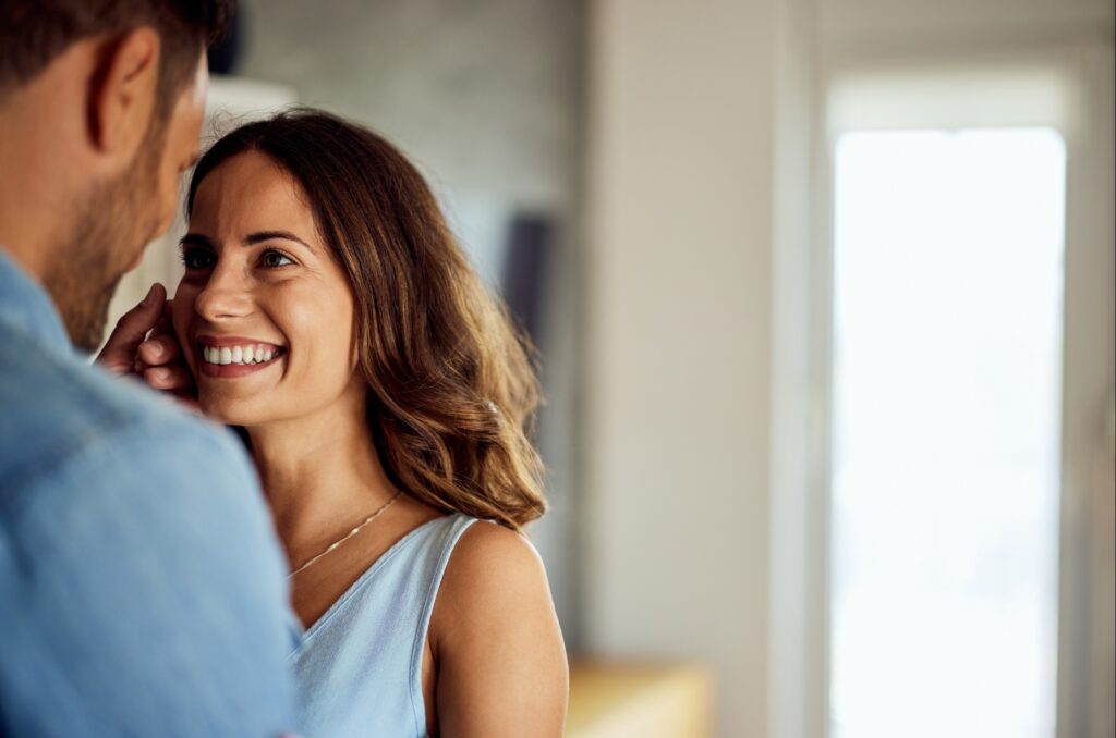 mulher a olhar o homem nos olhos antes de um beijo