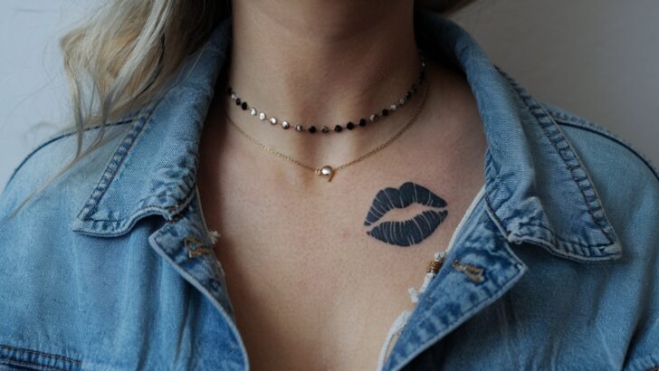 13 tatuagens de marcas de beijo de sedução que o farão cair de cabeça