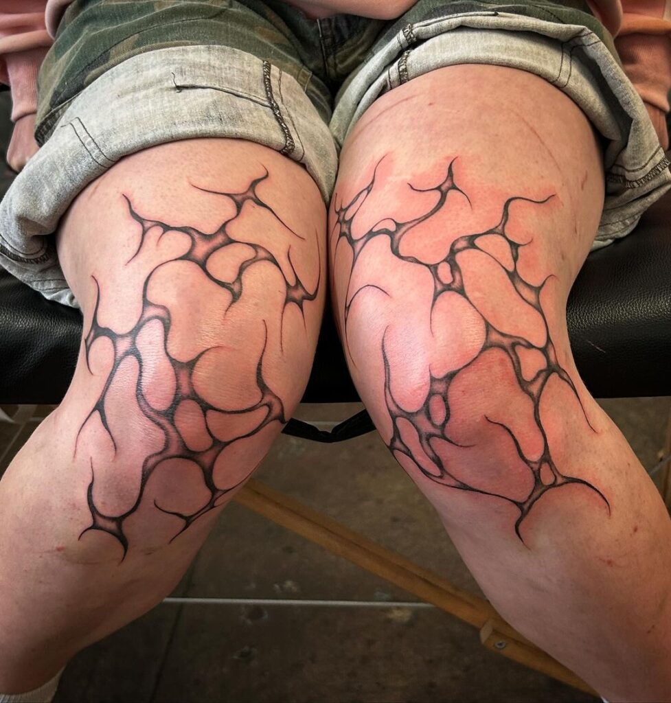 Tatuaggio astratto sul ginocchio