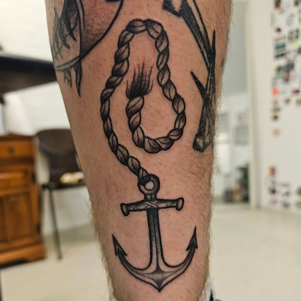 Tatuaje de ancla y cuerda