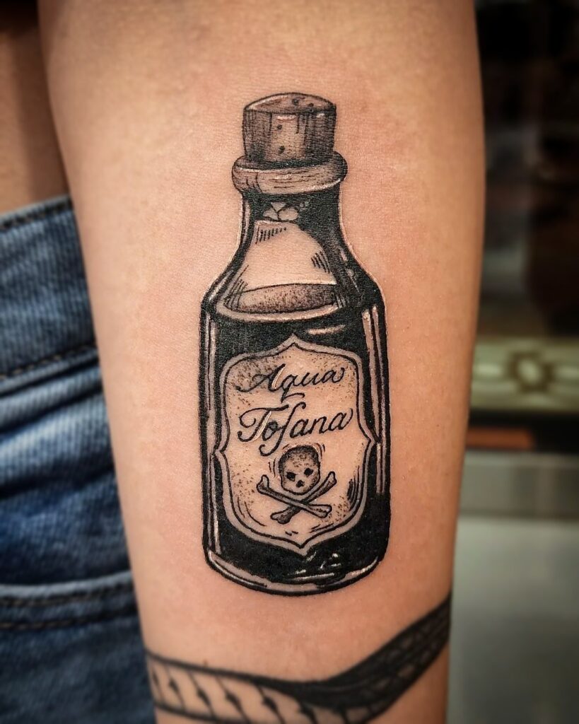 Tatuaje de Aqua Tofana y Señal de Peligro