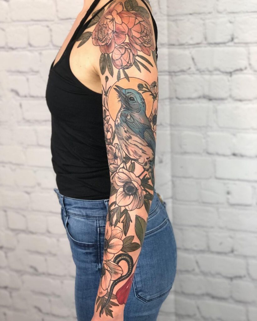 Bonita tatuagem botânica de manga inteira