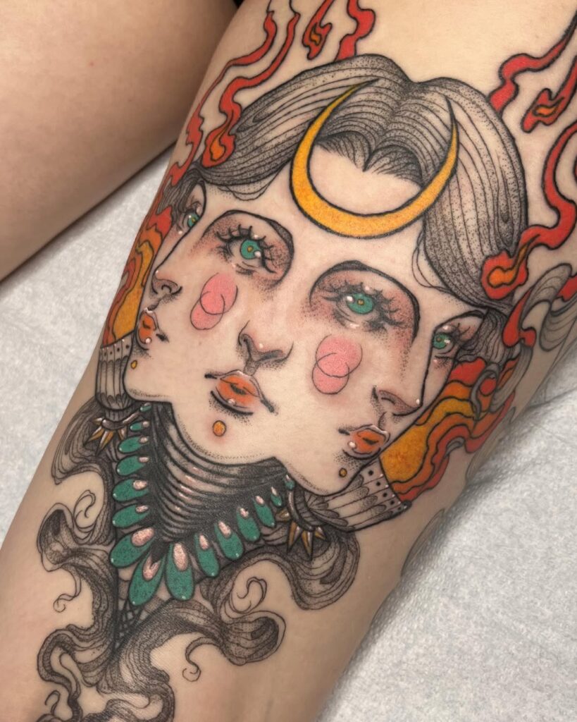 Grande tatuaggio Hekate sulla coscia