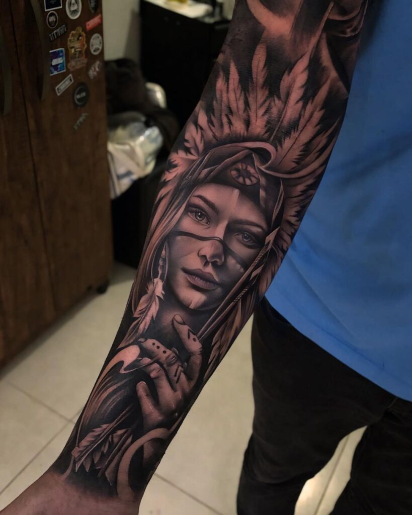 Manga de tatuaje negra y gris