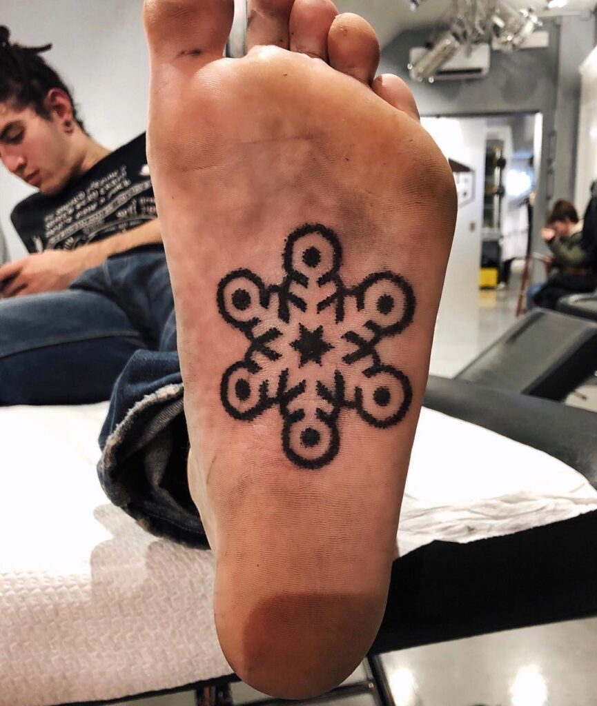 Tatuagem de pé com floco de neve preto e arrojado