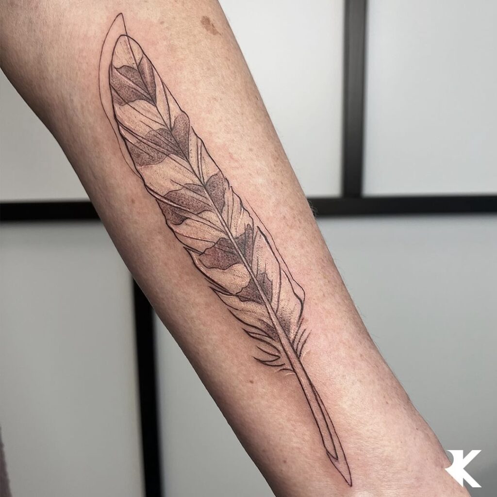 Tatuaggio con piume marroni