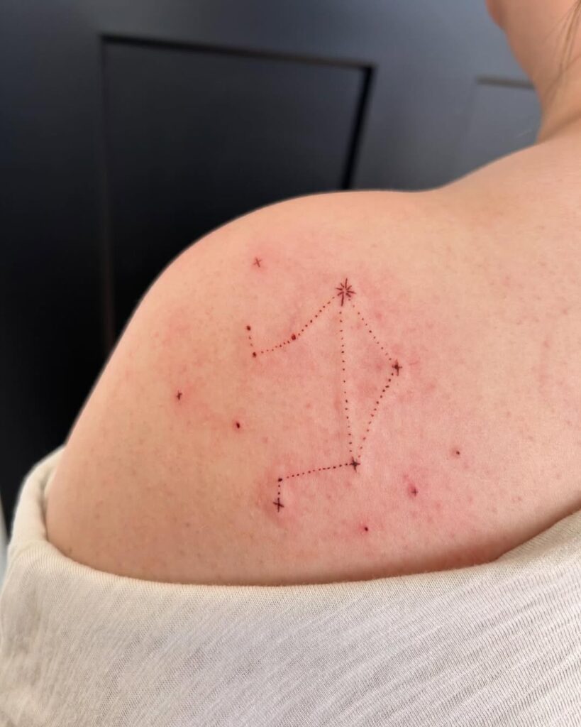 Tatuaggio a costellazione di stelle con inchiostro marrone