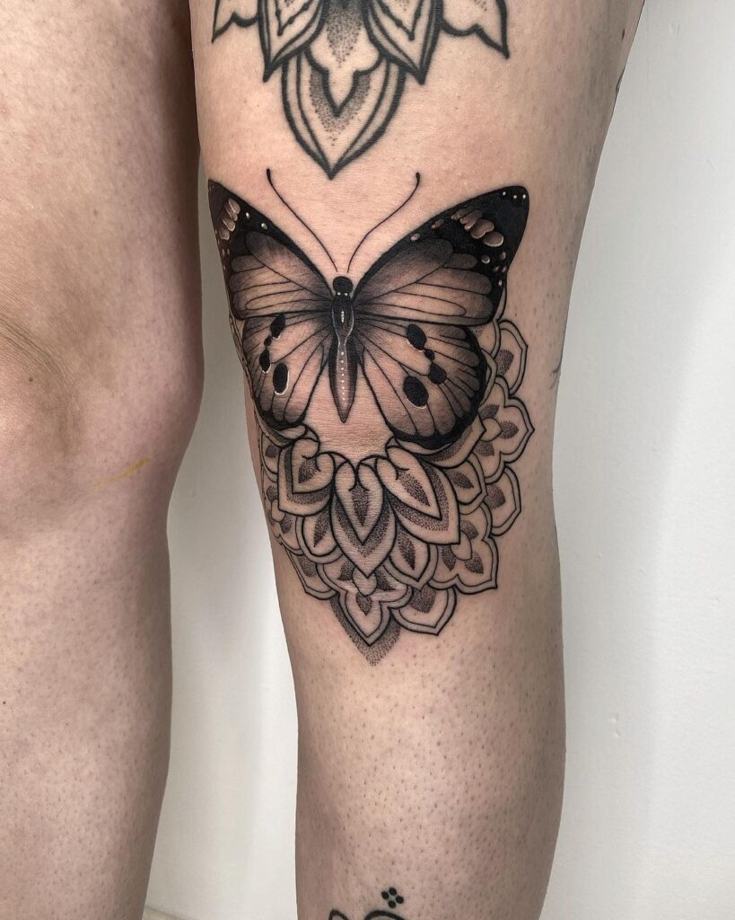 Tatuaje de mariposa en la rodilla