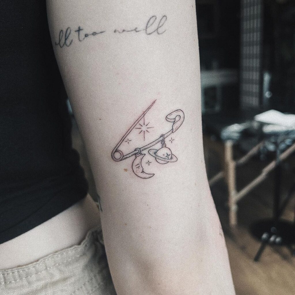 Tatuaje de imperdible celeste