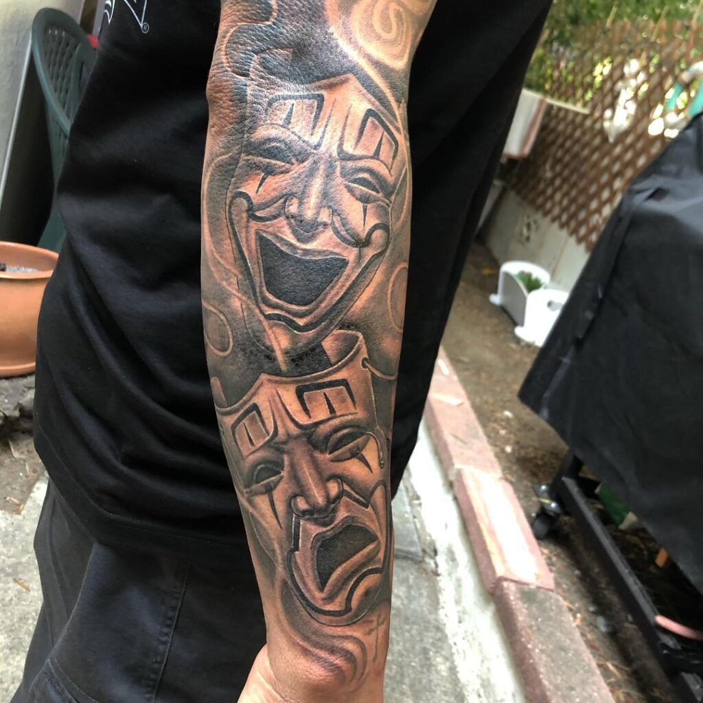 Tatuaje de máscaras estilo chicano