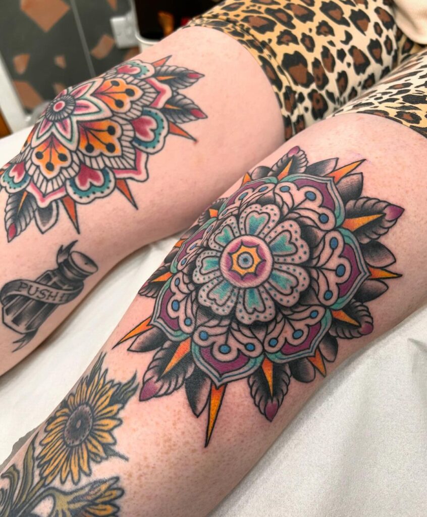 Tatuaggio del ginocchio con mandala colorato