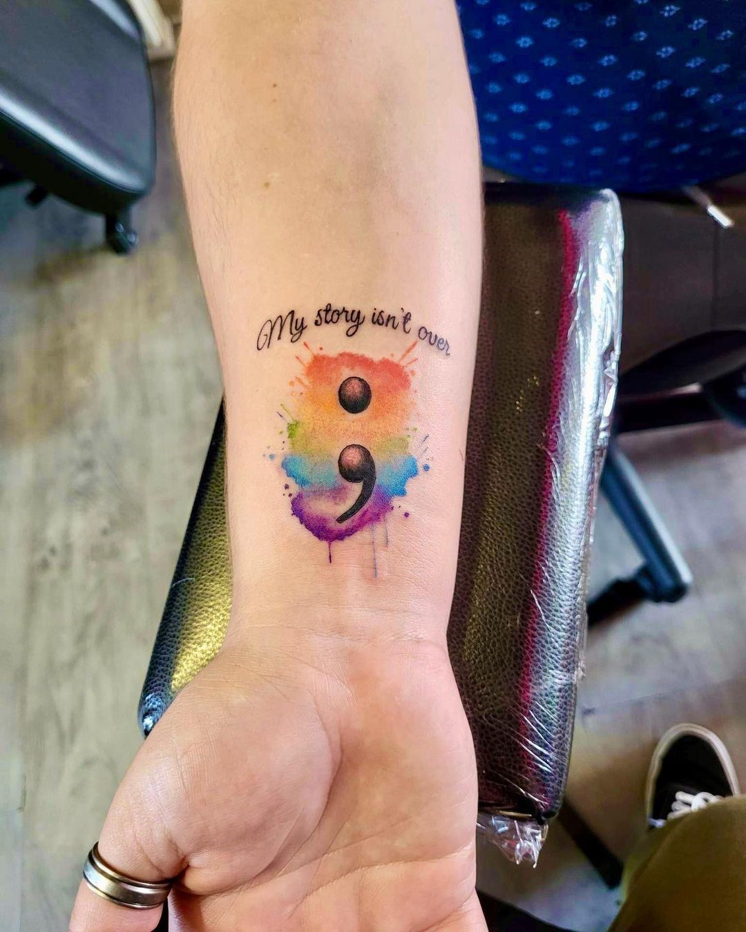 Tatuagem colorida de saúde mental com escrita