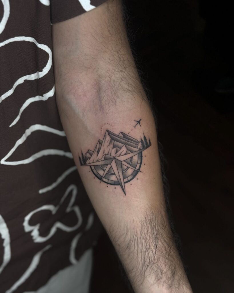 Tatuaje de brújula y montaña