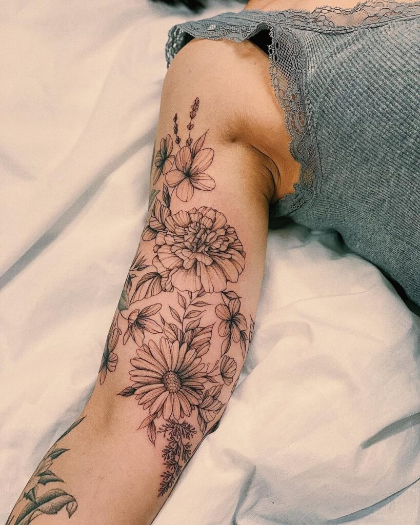 Tatuaggio da braccio con fiori