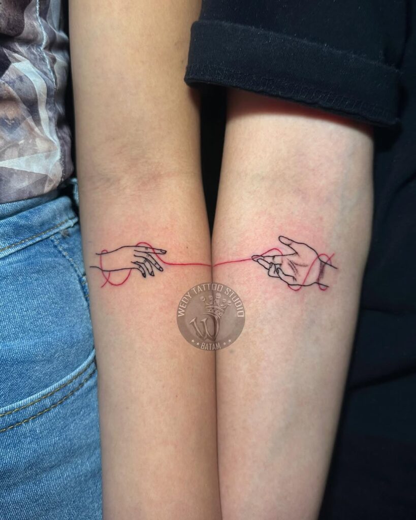 Tatuaje de pareja en línea fina