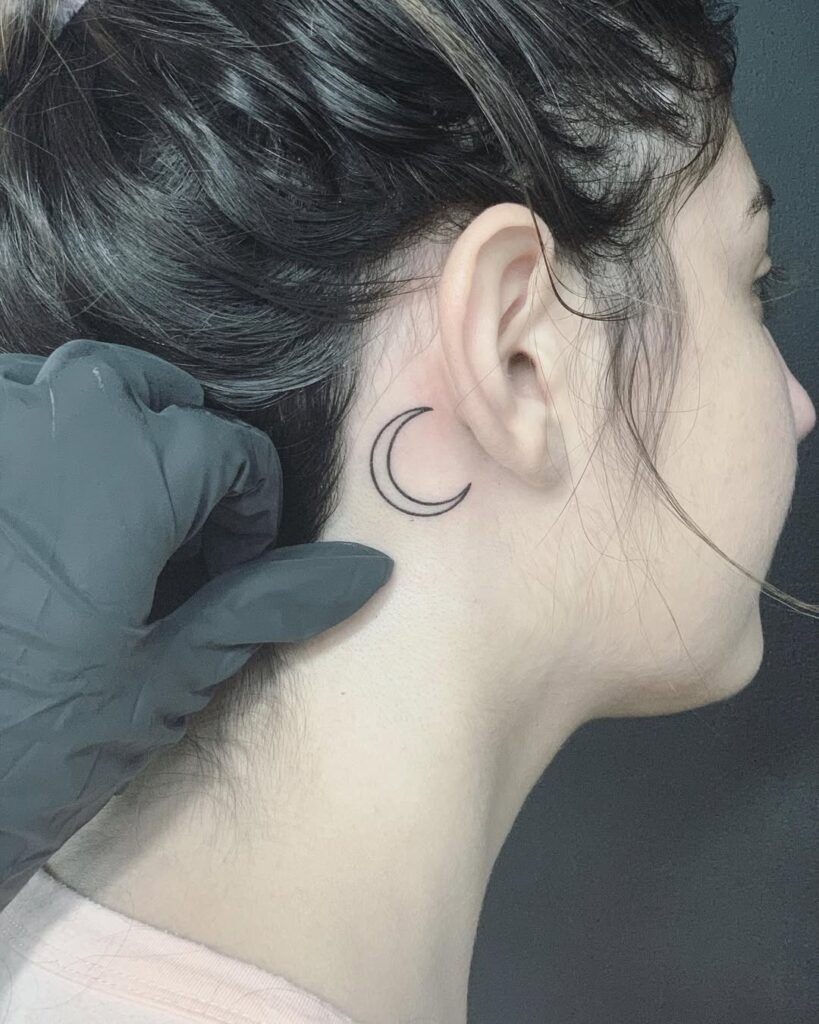 Tatuaje de luna creciente detrás de la oreja