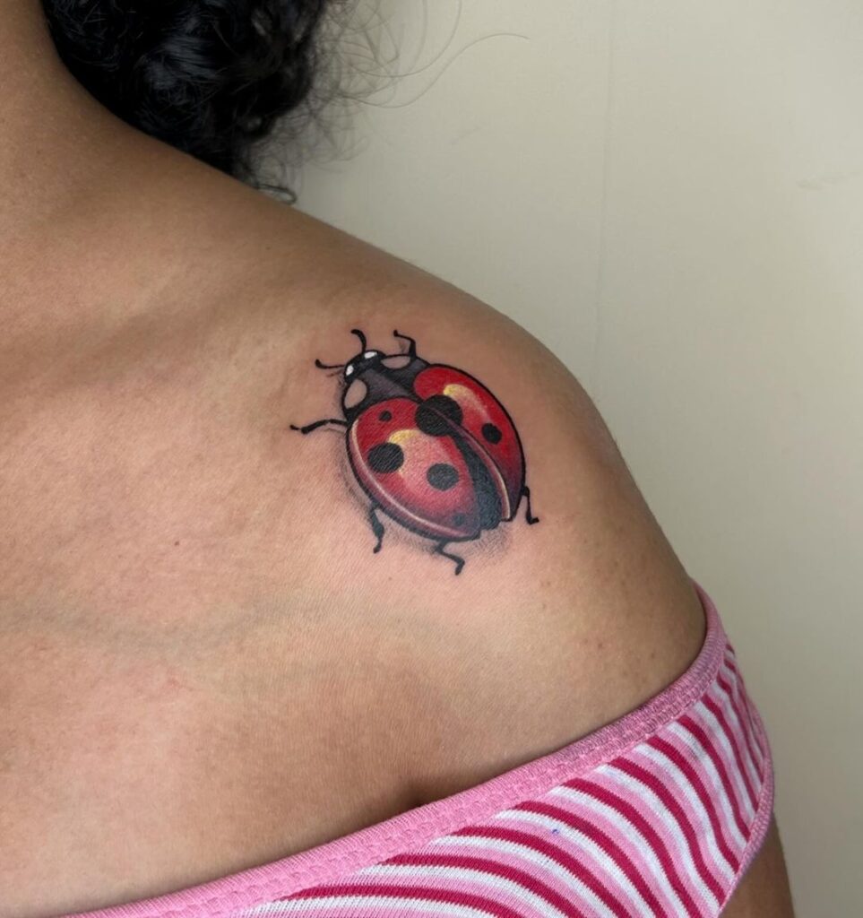 Bonito tatuaje de mariquita en el hombro