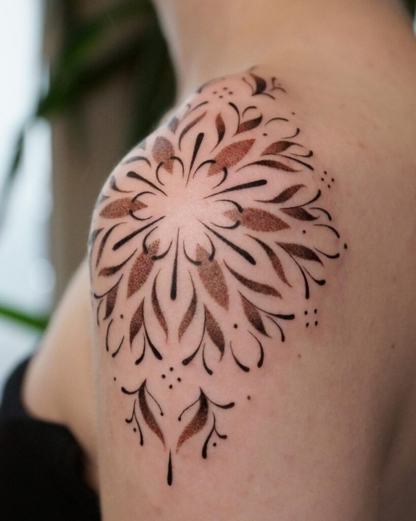 Bonito tatuaje de mandala en el hombro