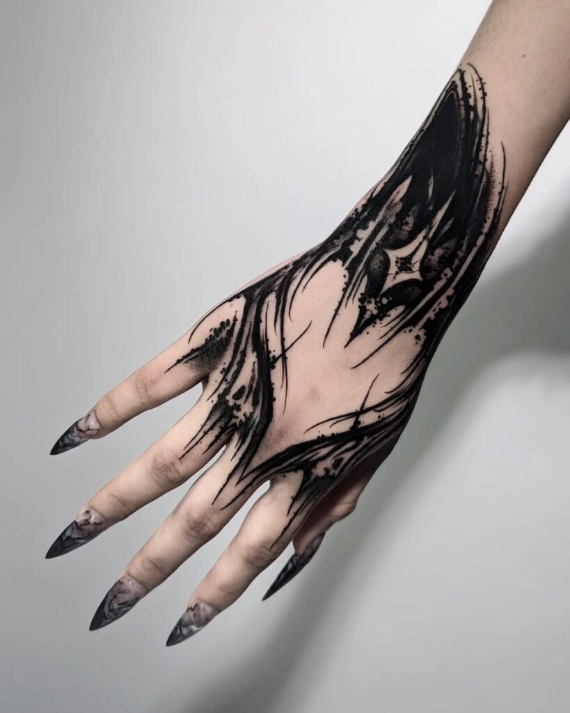 Tatuagem de mão de arte negra