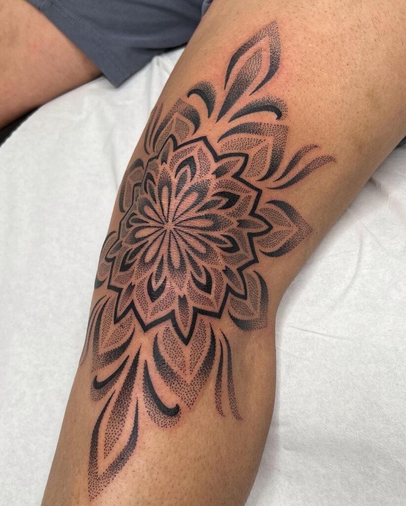 Tatuaggio del ginocchio con mandala a punti