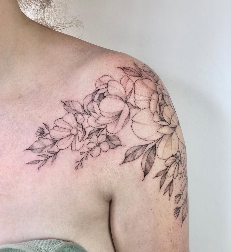 Tatuaje floral de líneas finas en el hombro