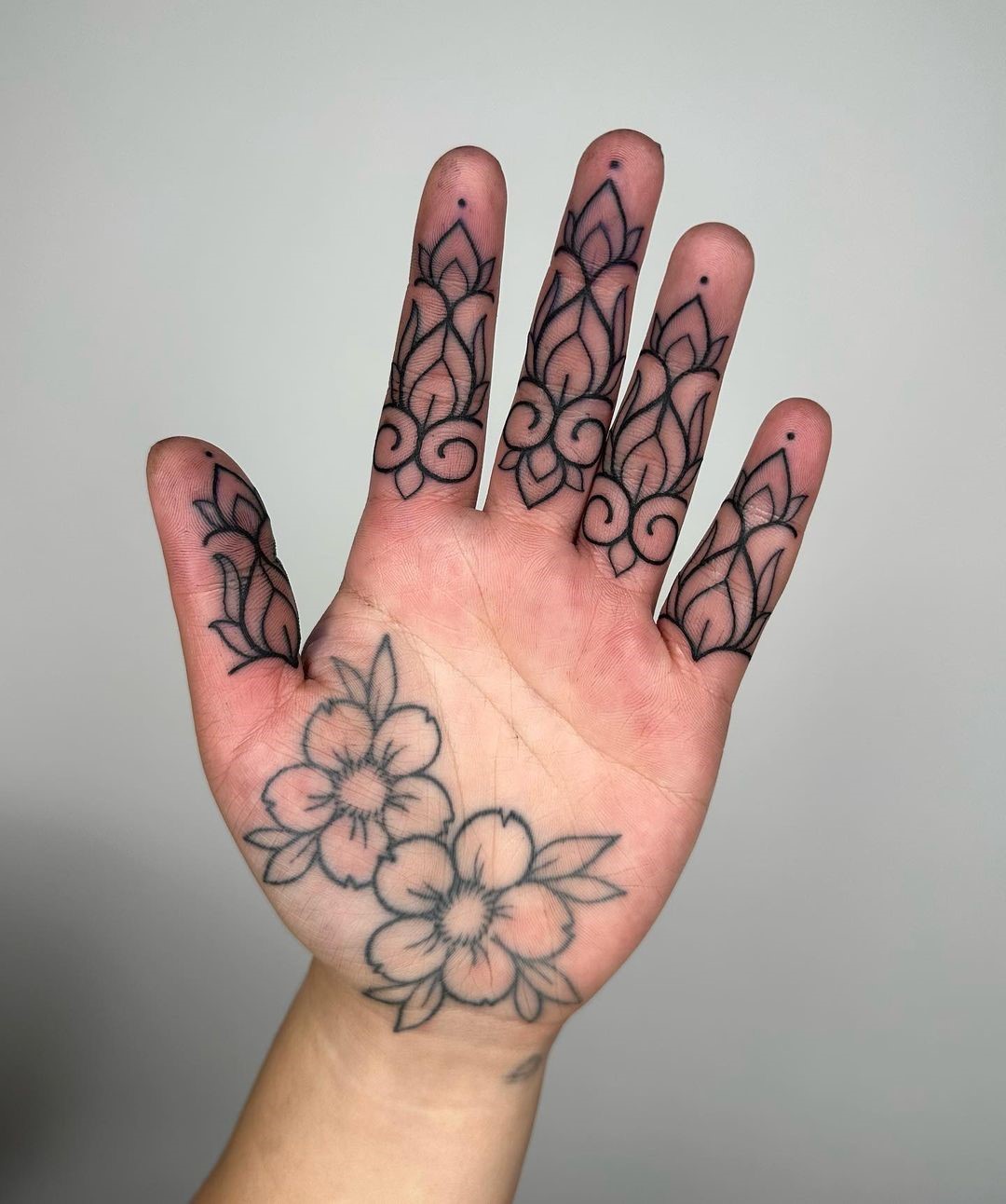 Tatuaggio del dito e del palmo della mano