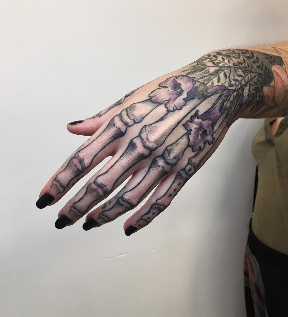 Tatuaje de hueso floral en la mano