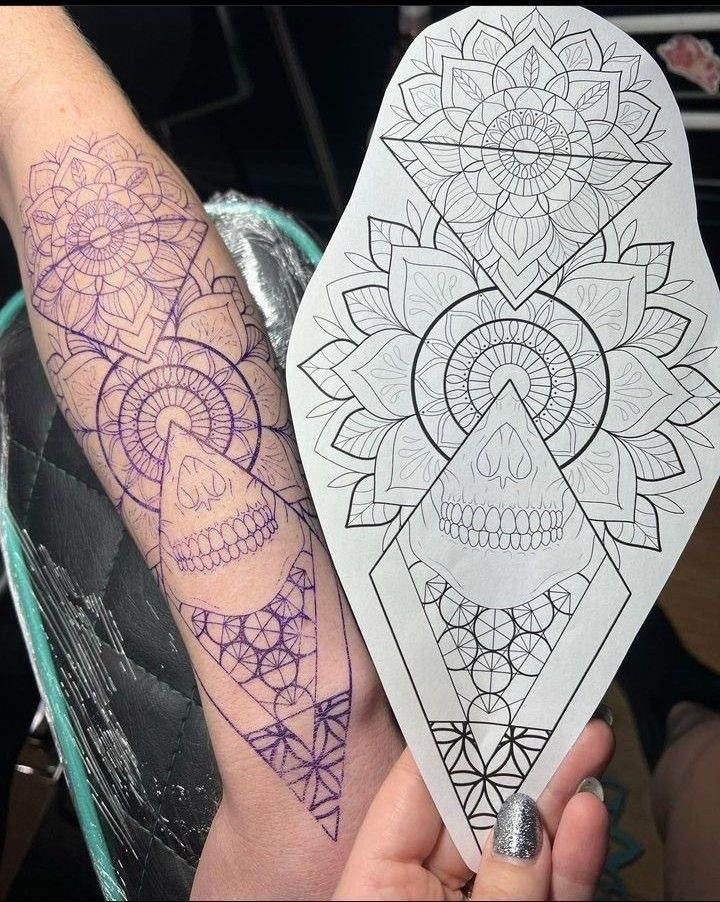 Tatuaje de media manga con mandala floral