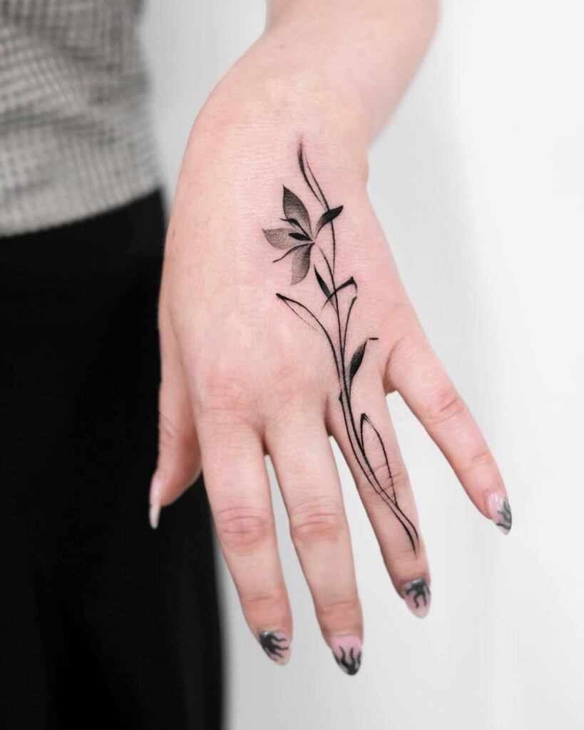 Tatuaggio del dito a fiore