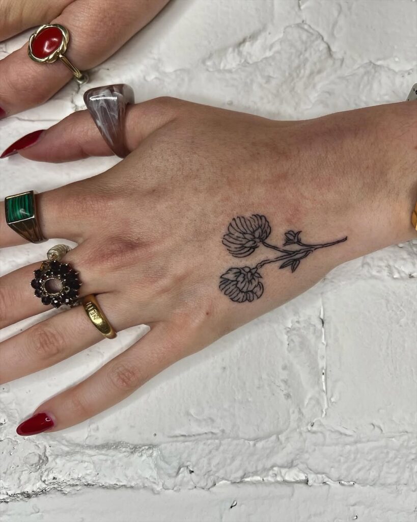 Tatuagem de mãos com flores